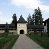 Aleea principală/Turnul lui Eminescu (turnul de intrare în complexul monahal).